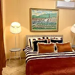 Elda Yellow Palace, Pazari I Ri * טיראנה
