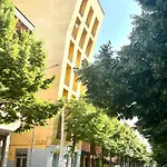 Elda Yellow Palace, Pazari I Ri דירה *