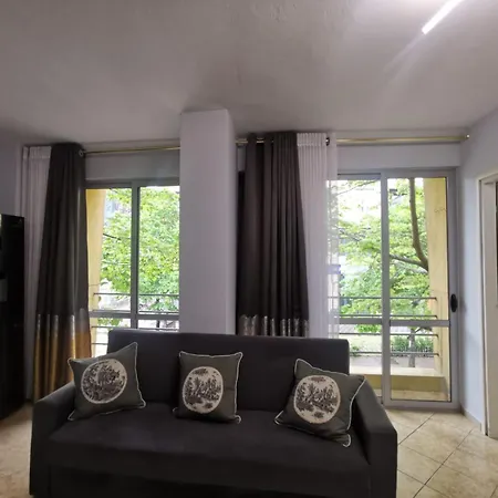 Elda Yellow Palace, Pazari I Ri Apartment