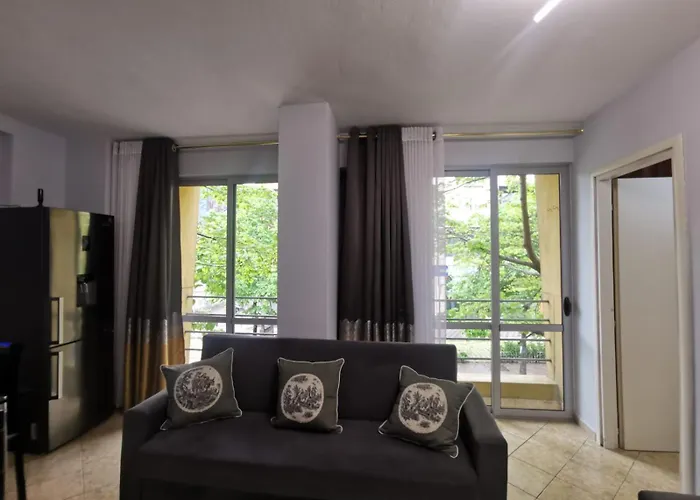 Elda Yellow Palace, Pazari I Ri شقة