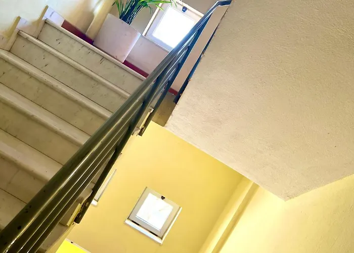 Elda Yellow Palace, Pazari I Ri تيرانا