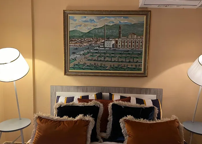 Elda Yellow Palace, Pazari I Ri * تيرانا