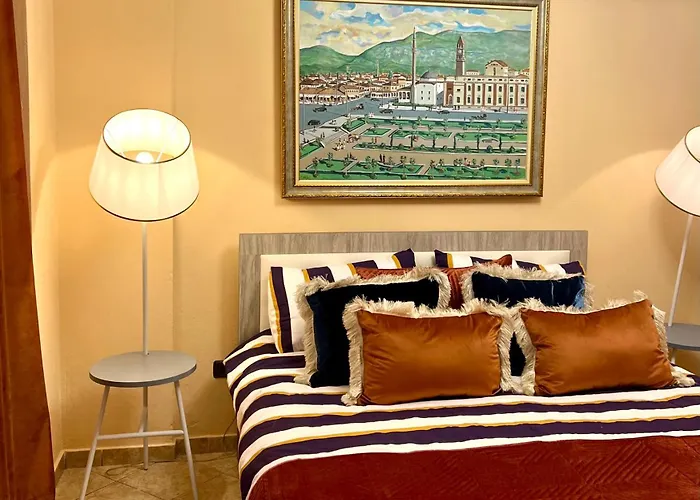 Elda Yellow Palace, Pazari I Ri * تيرانا