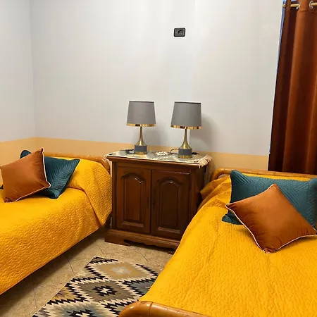 Elda Yellow Palace, Pazari I Ri 地拉那