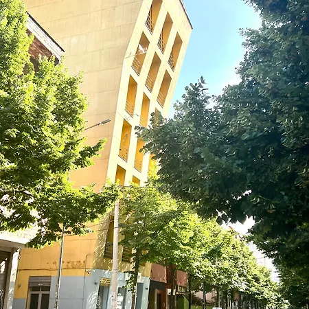 Elda Yellow Palace, Pazari I Ri 公寓 *